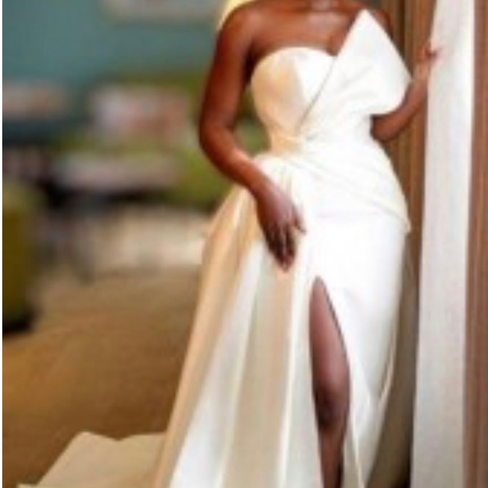 Sheath/Column Satin Ruched Sweetheart Sleeveless Sweep/Brush Train Wedding Dress